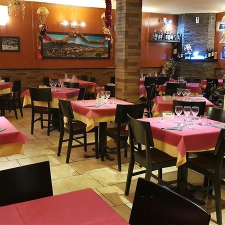 Hostal Plaza El Espinar Luaran gambar