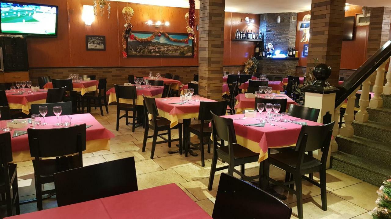 Hostal Plaza El Espinar Luaran gambar