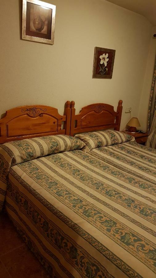 Hostal Plaza El Espinar Luaran gambar