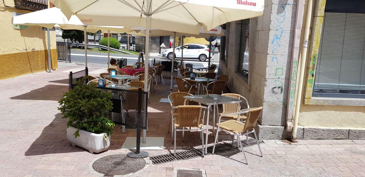 Hostal Plaza El Espinar Luaran gambar