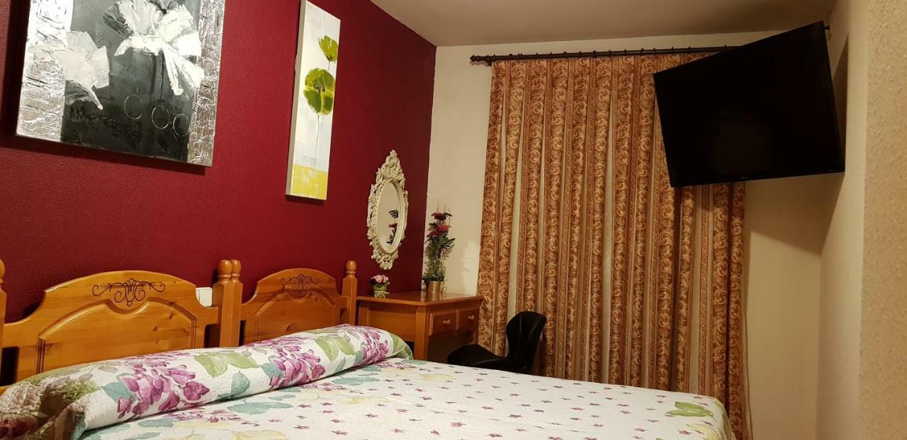 Hostal Plaza El Espinar Luaran gambar